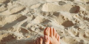 Füße am Strand in Israel