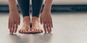 ein Paar Beine und Füße im Fitnessraum