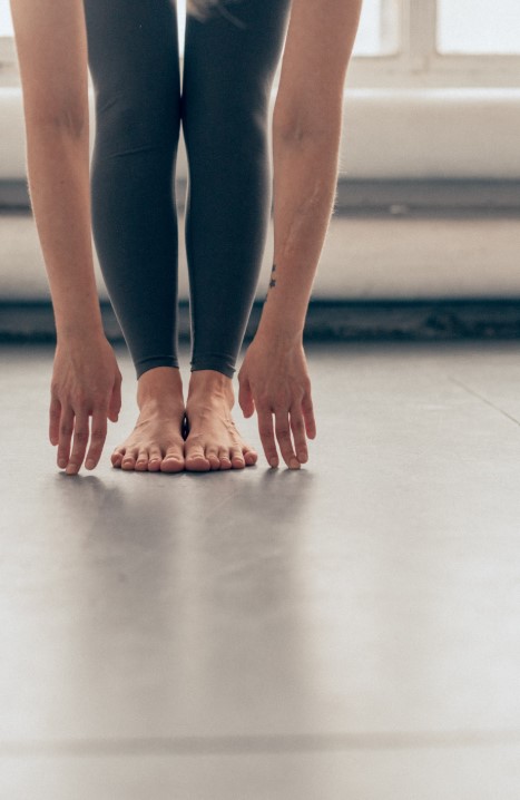 ein Paar Beine und Füße im Fitnessraum