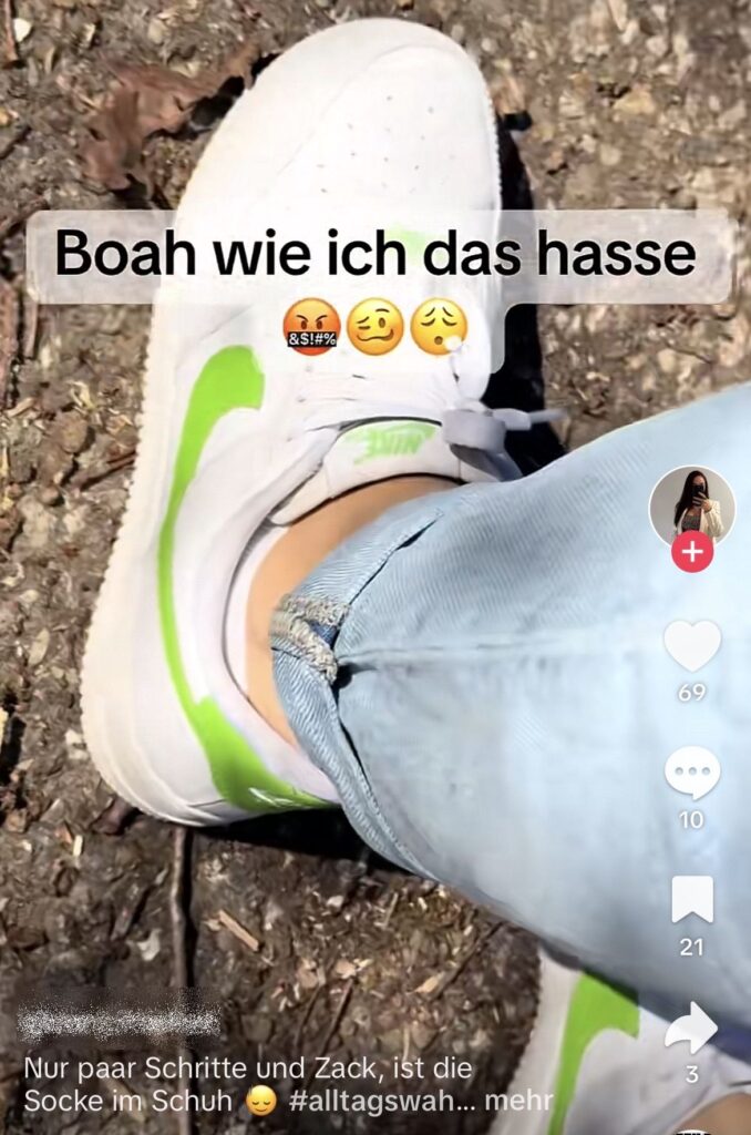 Auf Tik Tok zeigt eine Frau ihre Sneaker und beklagt, dass die Sneaker-Socken in den Schuh rutschen, sobald man geht