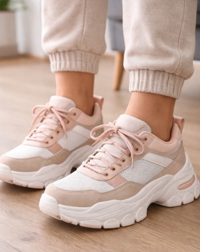 Chunky Sneakers auf Holzfußboden